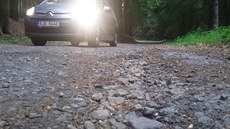 Silnička mezi Beneticemi a Vilémovicemi připomíná spíše lesní cestu. Ze... Silnička mezi Beneticemi a Vilémovicemi připomíná spíše lesní cestu. Ze...
