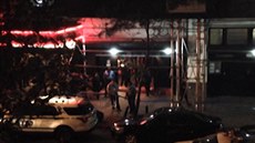 Na koncertu rappera v New Yorku se střílelo, jeden mrtvý a tři zranění Na koncertu rappera v New Yorku se střílelo, jeden mrtvý a tři zranění