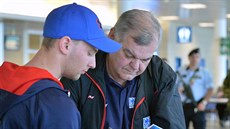 Trenér Vladimír Vůjtek rozdává autogramy fanouškům po příletu z mistrovství... Trenér Vladimír Vůjtek rozdává autogramy fanouškům po příletu z mistrovství...
