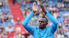 Usain Bolt zdraví diváky pi slavnostním zahájení mítinku Zlatá tretra.