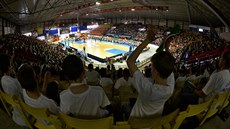 Finále basketbalist mezi Dínem a Nymburkem na hokejovém stadionu.