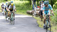 Vincenzo Nibali se v prbhu 13. etapy Gira ohlíí po soupeích.