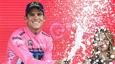 Andrey Amador slaví po 13. etapě Gira. Po ní si oblékl růžový dres lídra. Andrey Amador slaví po 13. etapě Gira. Po ní si oblékl růžový dres lídra.