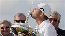 Sergio García s trofejí pro vítěze turnaje v Irvingu. Sergio García s trofejí pro vítěze turnaje v Irvingu.