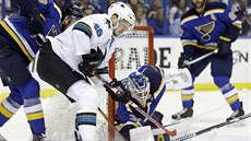 Tomá Hertl ze San Jose si najíídí ped branku, gólman St. Louis Jake Allen se...