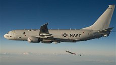 Torpédo Raytheon MK 54 pi shozu pomocí padáku z letounu P8 Poseidon