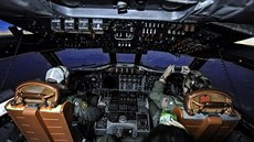 Kabina pilot v  letounu P3 Orion