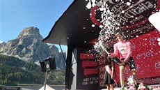 Tahle se radoval Steven Kruijswijk z triumfu ve 14. etapě Gira. Tahle se radoval Steven Kruijswijk z triumfu ve 14. etapě Gira.