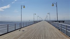 Molo v letovisku Jurata, na klidnější straně poloostrova otočené k pevnině. Molo v letovisku Jurata, na klidnější straně poloostrova otočené k pevnině.