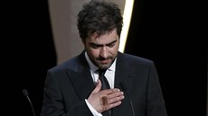 Shahab Hosseini dkuje v Cannes za cenu pro nejlepího herce, kterou získal za...