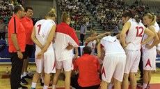 České basketbalistky se radí s trenérem Ivanem Benešem během utkání s Černou... České basketbalistky se radí s trenérem Ivanem Benešem během utkání s Černou...