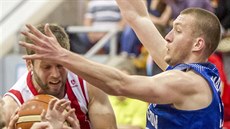 Jan Tomanec (vpravo) z Prostějova brání pardubického Kamila Švrdlíka. Jan Tomanec (vpravo) z Prostějova brání pardubického Kamila Švrdlíka.