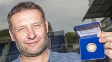 Svatopluk Habanec s pamtní mincí na závr jeho psobení ve fotbalovém Slovácku.