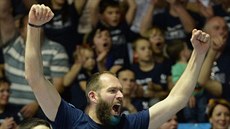 Děčínská lavička slaví úspěch spoluhráčů ve finále s Nymburkem. V popředí... Děčínská lavička slaví úspěch spoluhráčů ve finále s Nymburkem. V popředí...
