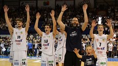 Děčínští basketbalisté po druhém ligovém finále s Nymburkem děkují fanouškům. Děčínští basketbalisté po druhém ligovém finále s Nymburkem děkují fanouškům.