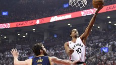 DeMar DeRozan (vpravo) z Toronta zakončuje na koš Clevelandu, jeho pokus... DeMar DeRozan (vpravo) z Toronta zakončuje na koš Clevelandu, jeho pokus...