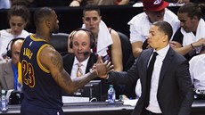 LeBron James (23) a clevelandský trenér Tyronn Lue během finále Východní... LeBron James (23) a clevelandský trenér Tyronn Lue během finále Východní...