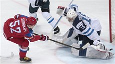 Ruský útoník Sergej irokov pekonává finského gólmana Mikka Koskinena.