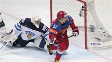 Ruský útoník Sergej irokov slaví gól do finské sít, vlevo zklamaný gólman...