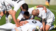 TO JE RADOSTI! Fotbalisté Karviné slaví jeden z gólů proti Pardubicím. TO JE RADOSTI! Fotbalisté Karviné slaví jeden z gólů proti Pardubicím.