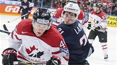 Americký hokejista Dylan Larkin (vpravo) v souboji s Morganem Rillesem z Kanady