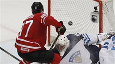 Kanadský útoník Connor McDavid pekonává finského gólmana Mikka Koskinena ve...