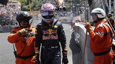 Max Verstappen odchází po svých po havárii v kvalifikaci na VC Monaka.