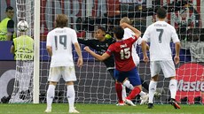 Stefan Savi z Atlétika Madrid (v erveném) v téhle anci ve finále Ligy mistr...