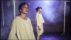 Kristýna Leichtová a Anna Stropnická ve hře Nevim Kristýna Leichtová a Anna Stropnická ve hře Nevim
