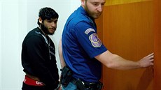 Vězeňská stráž přivádí k soudu Lukáše Baňa z Jirkova. Vězeňská stráž přivádí k soudu Lukáše Baňa z Jirkova.