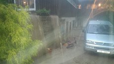 Valící se proudy vody přes plot penzionu v Arnolticích. Valící se proudy vody přes plot penzionu v Arnolticích.
