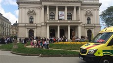 Z Mahenova divadla v Brně kvůli požáru evakuovali hasiči školáky. Z Mahenova divadla v Brně kvůli požáru evakuovali hasiči školáky.