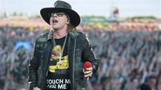 Axl Rose jako hostující zpvák na koncertu AC/DC (Letany, Praha, 22. kvtna...