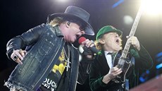 Axl Rose a Angus Young na koncertu AC/DC (Letany, Praha, 22. kvtna 2016)