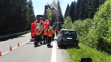 Hasii vyproovali auto ze srázu pomocí hydraulické ruky.