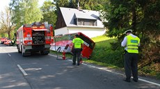 Hasii, policisté i záchranái zasahovali u stedení nehody autobusu vezoucí...