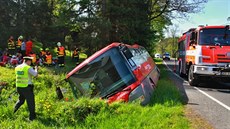 Hasii, policisté i záchranái zasahovali u stedení nehody autobusu vezoucí...