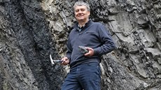 Geolog Jiří Horák u stamiliony let staré uhelné sloje v areálu hornického muzea... Geolog Jiří Horák u stamiliony let staré uhelné sloje v areálu hornického muzea...