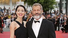 Rosalind Rossová a Mel Gibson (Cannes, 22. kvtna 2016)