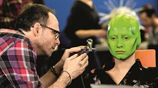 Maskér David Šesták vytváří masku pro herečku Annu Fialovou. Maskér David Šesták vytváří masku pro herečku Annu Fialovou.