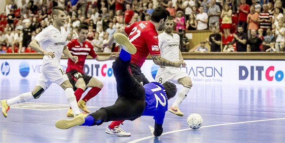 Momentka z futsalového finále Chrudim (bílá) vs. Benago.