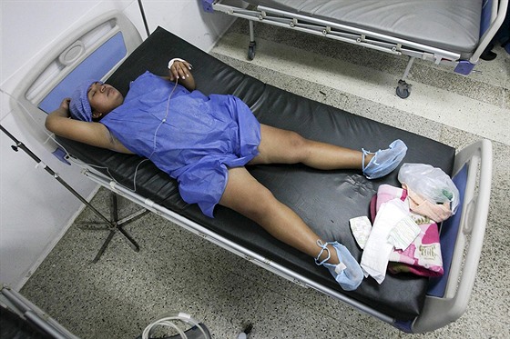 Thotná ena eká na porod v nemocnici ve venezuelském mst Maracaibo. (19....