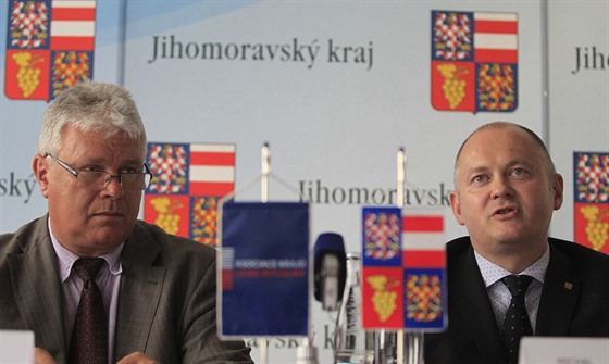 Jihomoravský hejtman Michal Haek (vpravo) na tiskové konferenci s pedsedou...