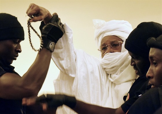 Bývalý adský prezident Hisséne Habré bhem soudního procesu v Dakaru v...