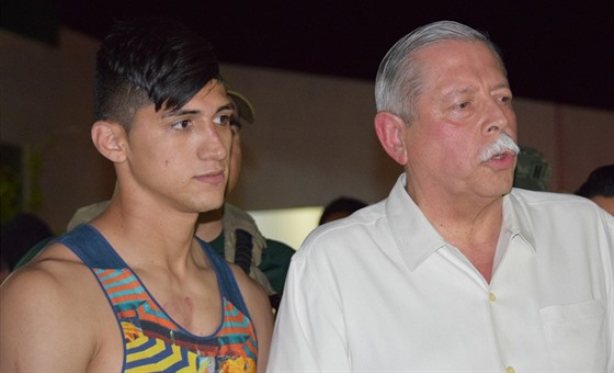 Mexický fotbalista Alan Pulido (vlevo) krátce po svém osvobození. Vpravo...