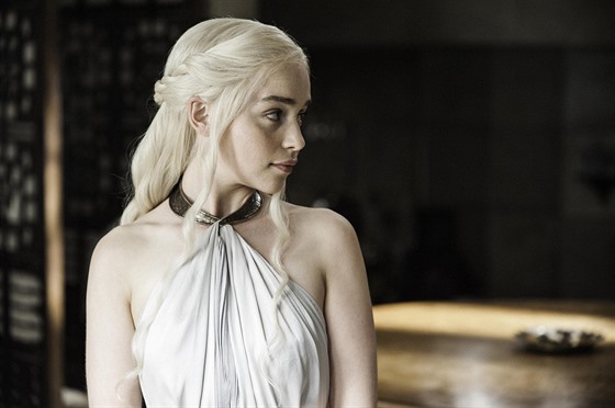 Britská hereka Emilia Clarke v roli Daenerys Targaryen