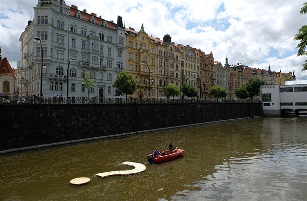 Otazník má sedm metr a teka je veliká v prmru metr.