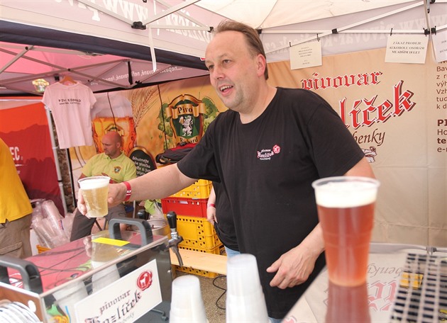 Milan Kozlíek nemá ádnou vlastní restauraci. Pivo, které vyrobí, sám prodává...