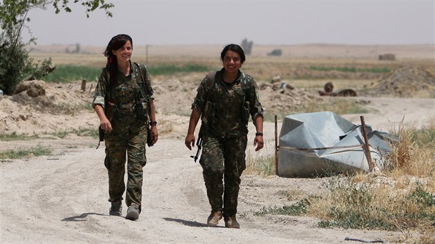 Kurdsk bojovnice v syrsk provincii Rakk (27. kvtna 2016)