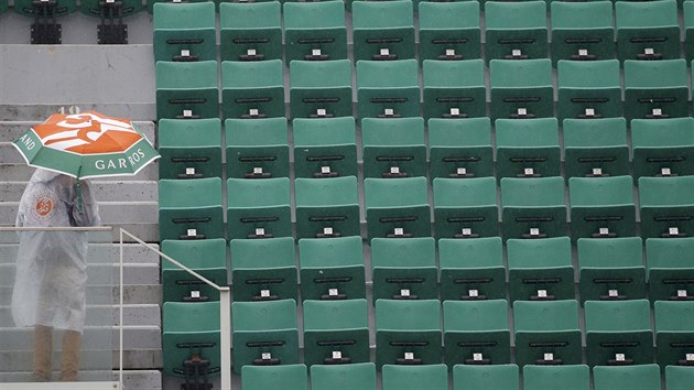 OSIEL CENTRKURT. Na nejvtm dvorci v arelu Roland Garros se v pondl kvli poas nehrlo.